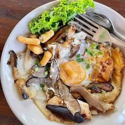 ก๋วยเตี๋ยวคั่วเห็ดหอม+ไก่+ไข่อบ