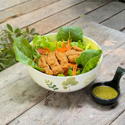 สลัดไก่ทอดซอสโหระพา