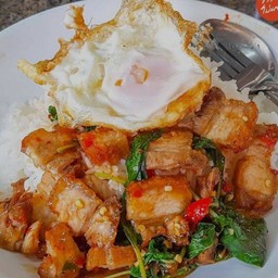 กระเพราหมูกรอบ