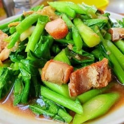 ผัดผักคะน้าหมูกรอบ