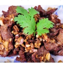 ข้าวเนื้อทอดกระเทียมพริกไทย