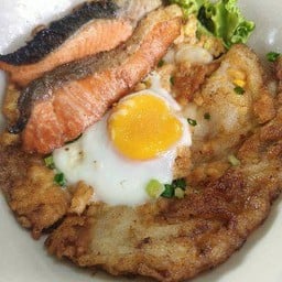 ก๋วยเตี๋ยวคั่วปลาแซลมอน+ไข่อบ