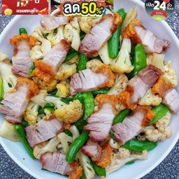 ผัดผักรวมหมูกรอบ เป็นกับ