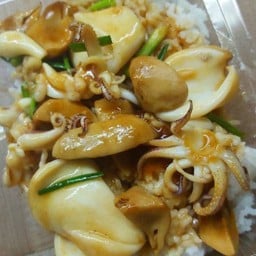 ผัดน้ำมันหอยราดข้าว