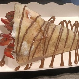 เครปสตรอเบอรี่ นูเทลล่า ครีมนมสด