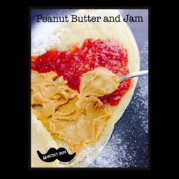 เครปสตรอเบอรี่แยมและเนยถั่ว Peanut Butter and Jam
