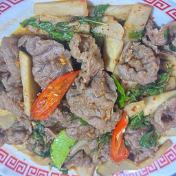 ผัดเผ็ดหน่อไม้เนื้อน่องลาย