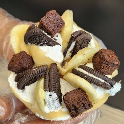 เครปกล้วย บราวนี่ โอริโอ้ ซอสช็อค ครีมนมสด