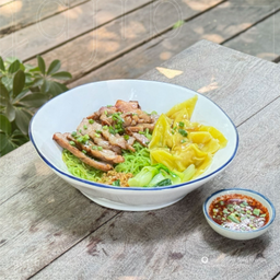 บะหมี่เกี๊ยวหมูย่างน้ำจิ้มแจ่ว