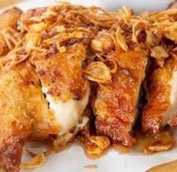 น่องไก่ติดสะโพกทอดกรอบ โรยหอมเจียว