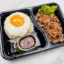 ข้าวหน้าเนื้อย่างจิ้มแจ่ว ไข่เยิ้ม