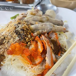 ก๋วยเตี๋ยวแห้งหมูนุ่มลูกชิ้นเนื้อ