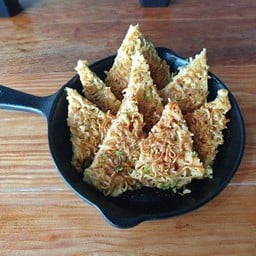 พิซซ่ามาม่ากรอบ