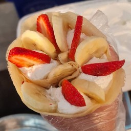 เครปสตรอเบอรี่ กล้วย ครีมนมสด