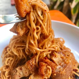 ผัดมาม่ากะเพราหมูกรอบ