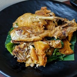 ไก่บ้านอบเกลือครึ่งตัว