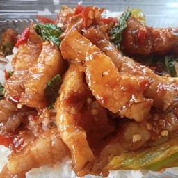 ข้าวผัดกระเพราหมูกรอบ