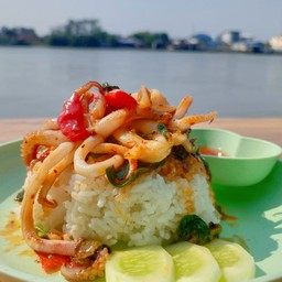 ข้าวกระเพราปลาหมึก