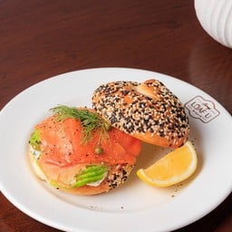 Smoke Salmon & Avocado Cream Cheese - เบเกิล สโมคแซลมอน อโวคาโด้