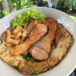 ก๋วยเตี๋ยวคั่วปลาแซลมอน