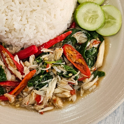 เนื้อปูผัดกะเพราราดข้าว