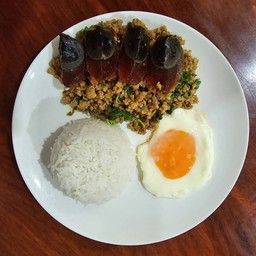 ข้าวกระเพราไข่เยี่ยวม้า