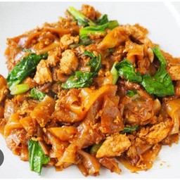 ผัดซีอิ๋วเส้นใหญ่ไก่