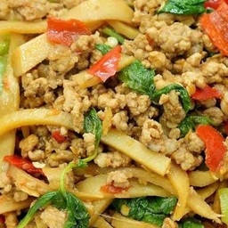 ข้าวกระเพราหมูสับหน่อไม้