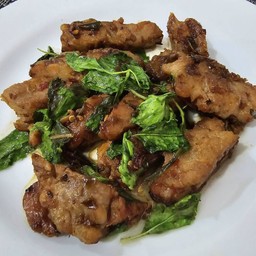 กระเพราหมูย่าง