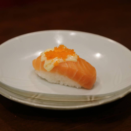 ซูชิแซลมอนราดน้ำสลัด