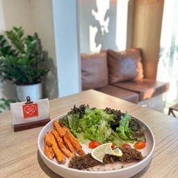 ปลาซุปเปอร์แบล็คเกล็ดขนมปังโพรวองซ์ เสิร์ฟคู่กับสลัดและมันหวานฟรายด์