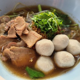 ก๋วยเตี๋ยวหมูตุ๋นลูกชิ้น