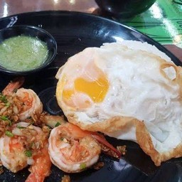 [อร่อยซ่ากับโค้ก] ข้าวกุ้งทอดกระเทียม ไข่ดาว +  โค้ก ออริจินัล (กระป๋อง)