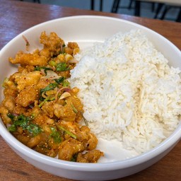 [อร่อยซ่ากับโค้ก] ข้าวยำไก่แซ่บ (อร่อยกรอบแซ่บ) +  โค้ก ออริจินัล (กระป๋อง) 