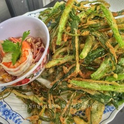 ยำผักบุ้งกรอบ