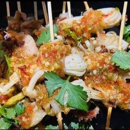 สามชั้นพันเห็ดเข็มทอง ชุด 5 ไม้ + น้ำจิ้มซีฟู๊ดรสเด็ด