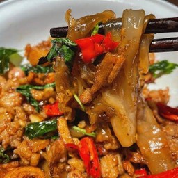 เส้นใหญ่ผัดกะเพราหมูสับ