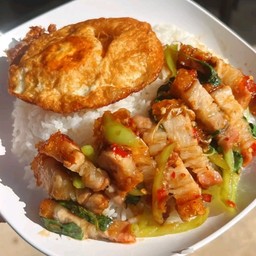 ราดข้าวกระเพราหมูกรอบ+ไข่ดาว