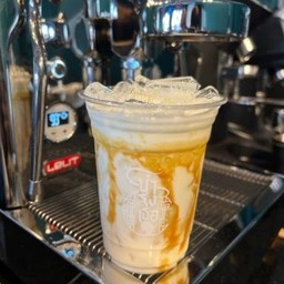 Caramel milk (นมคาคาเมล)