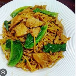 ผัดซีอิ๋วเส้นเหลืองไก่