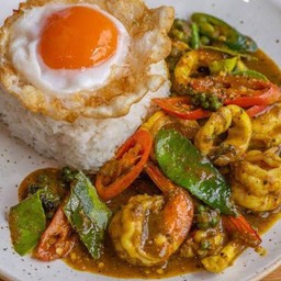 ข้าวกุ้งผัดพริกแกง ไข่ดาว