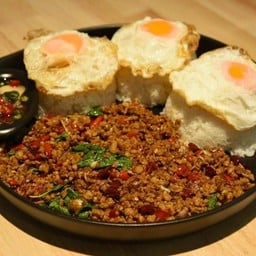 กะเพราช้างตกมัน (3 คนอิ่มคุ้ม 2 คนอิ่มจุก 1 คนจุกแน่นอน)