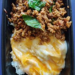 ข้าวไข่ข้นราดกะเพราะหมูสับ