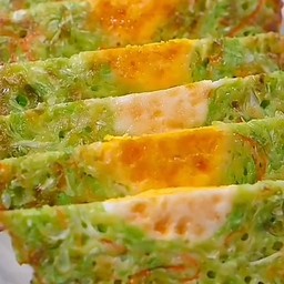 ไข่ดาวกะหล่ำปลีทานกับอะไรก็อร่อย