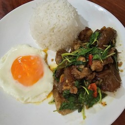 ข้าวกระพราเนื้อตุ๋น