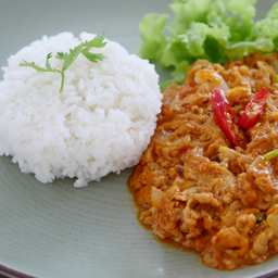 เนื้อปูผัดผงกะหรี่ราดข้าว