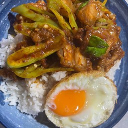 พริกแกงหมูกรอบ+ไข่ดาว
