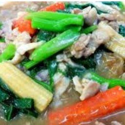 ราดหน้าเส้นใหญ่ไก่