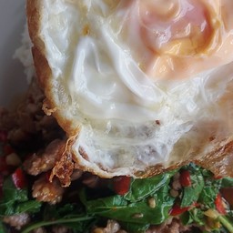 กระเพราเนื้อราดข้าว ไข่ดาว