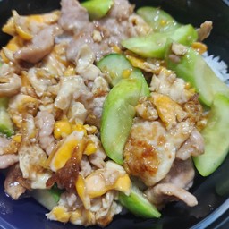 ผัดแตงกวาหมูชิ้นใส่ไข่ ราดข้าวหอมมะลิ